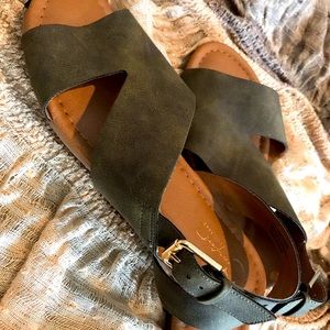 Comfort flat sandals size 7 olive green